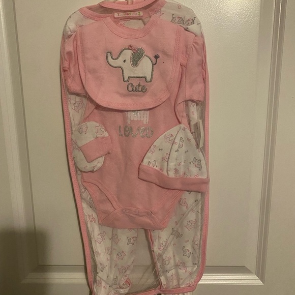 Duck Duck Goose 7 Piece Baby Girl Layette Gift Set - Picture 2 of 4